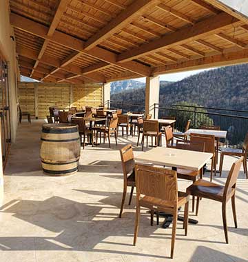 Terrasse avec vue panoramique sur les Cévennes de l’Auberge du Cap, restaurant dans le Gard