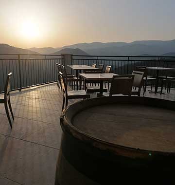 Terrasse avec vue panoramique sur les Cévennes de l’Auberge du Cap dans le Gard