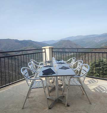 L’accueil La terrasse de l’auberge du Cap dans le Gard avec vue panoramique de Sumène